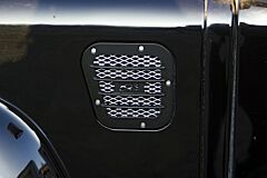 D44 - Defender Side Vent Left Black & Silver