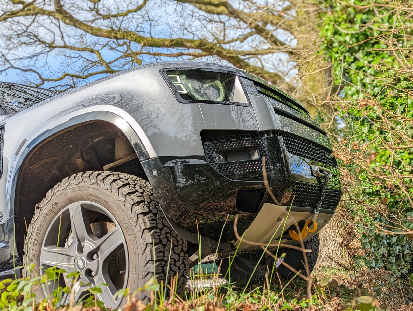 Hidden winch installed behind an original vehicle bumper