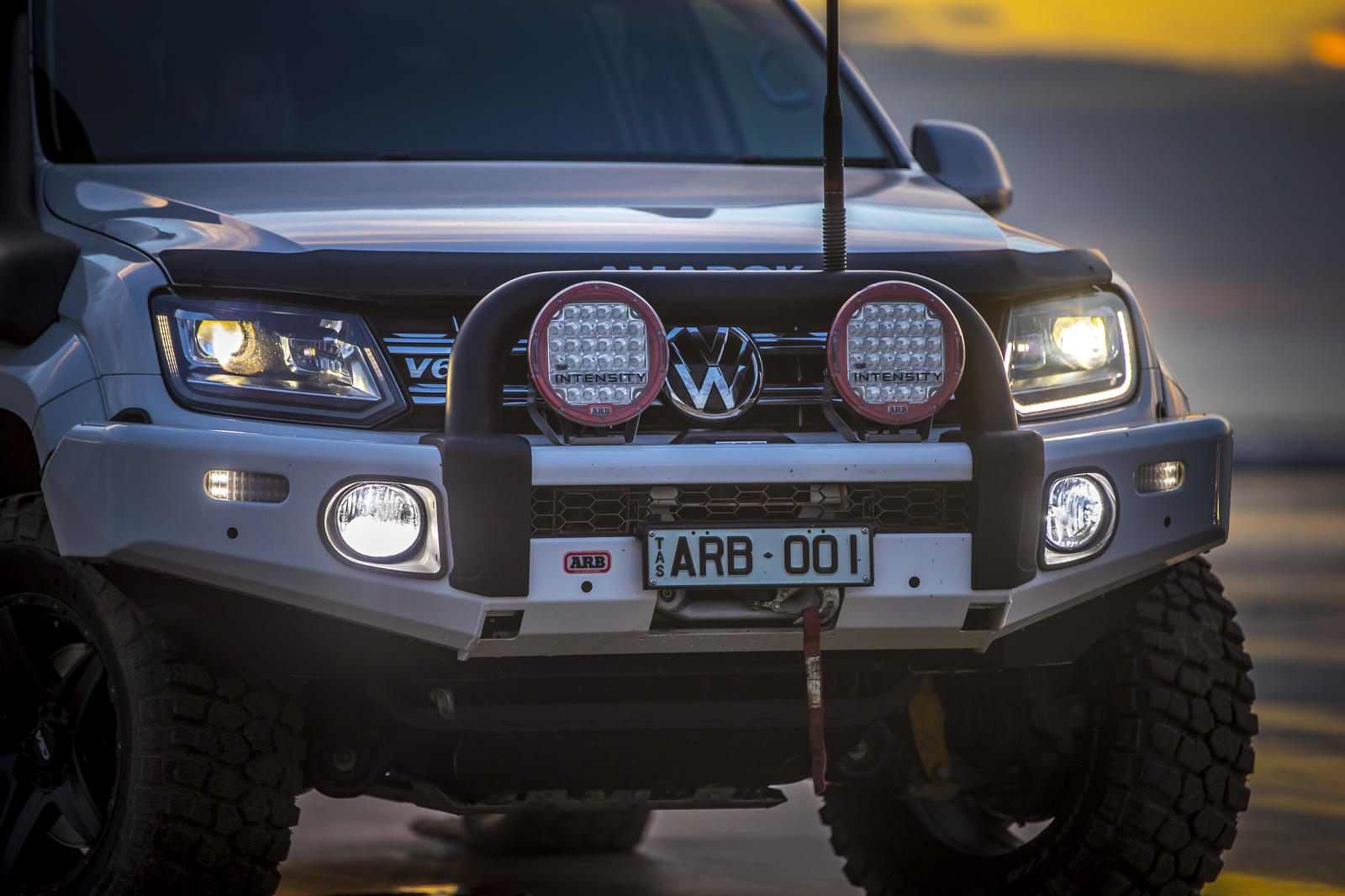 Integrated replacement bumper fitted to a modern pickup