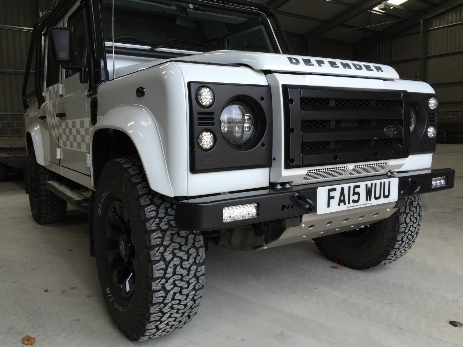 Non-winch heavy-duty front bumper on an off-road vehicle