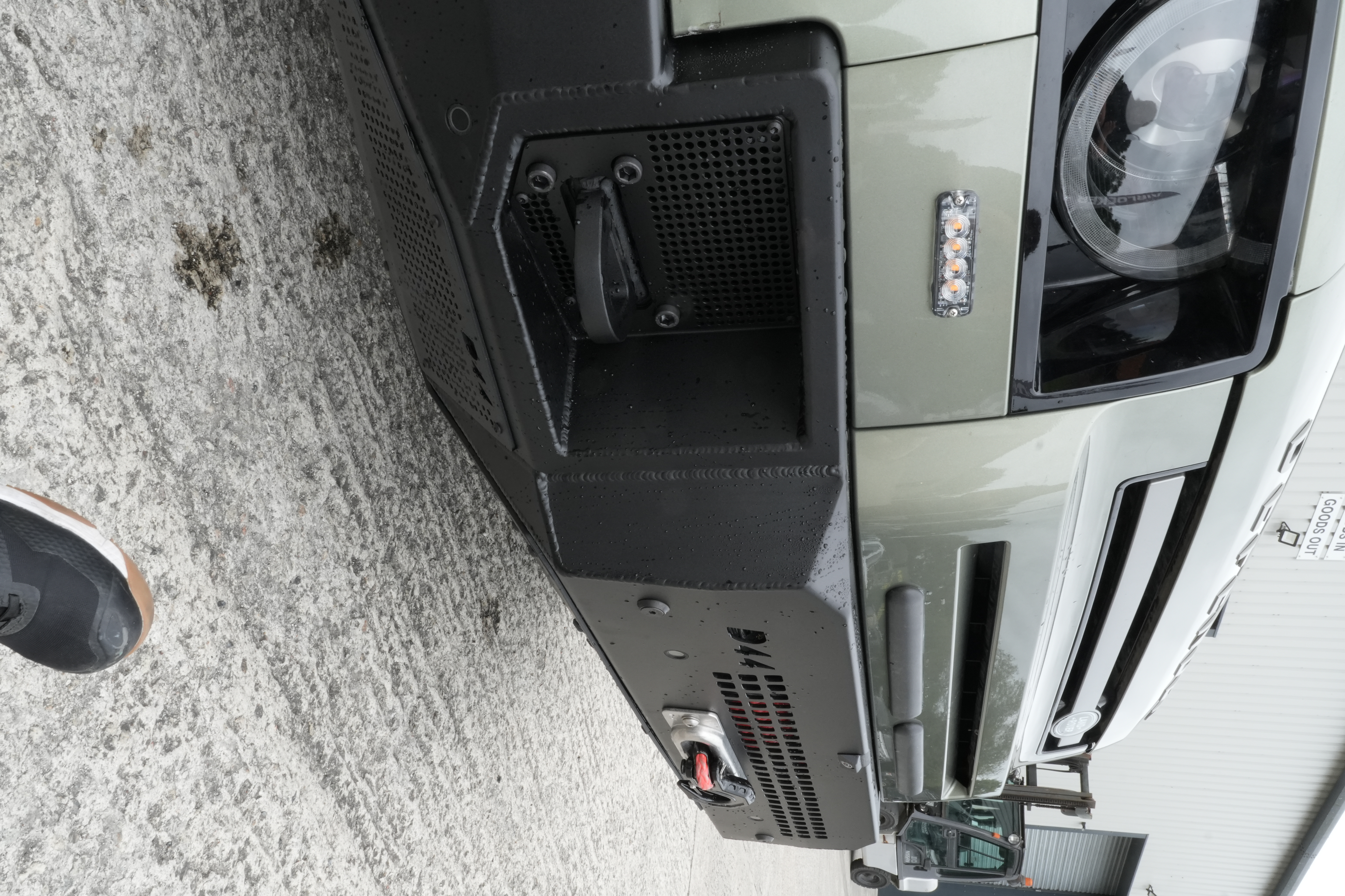 Heavy-duty replacement bumper fitted to a four-wheel-drive