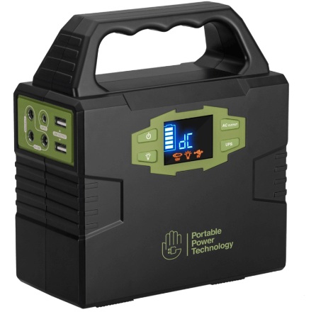 Auxiliary battery and charging system installed in a four-wheel-drive