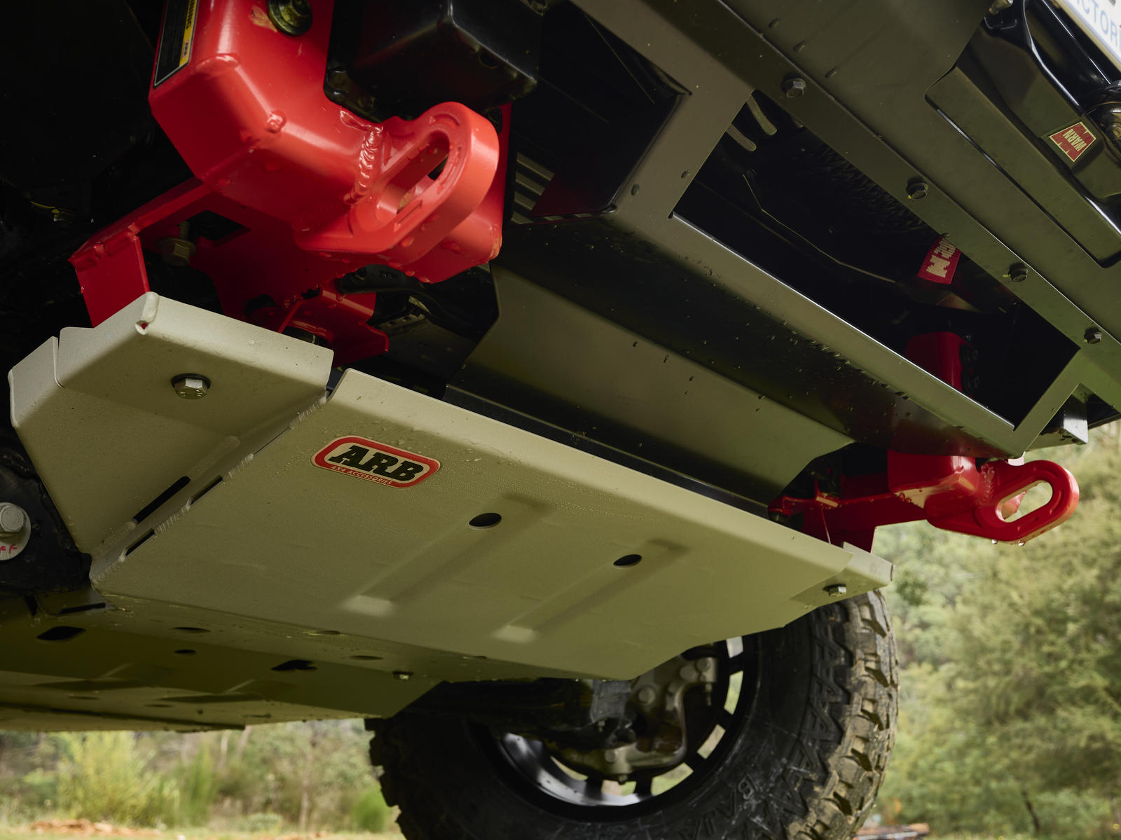 Metal underbody protection fitted beneath an off-road vehicle